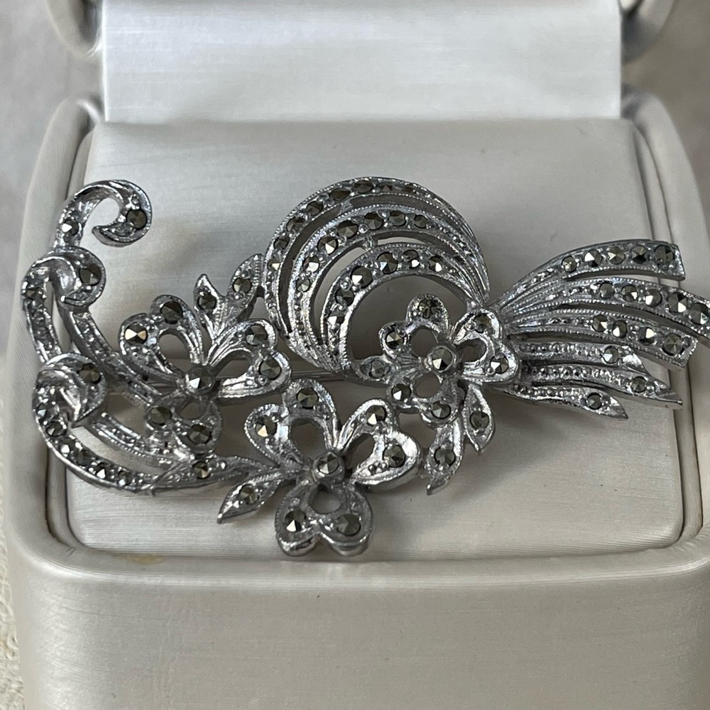 Vintage Art Deco Floral Marcasite on Silver tone metal Brooch